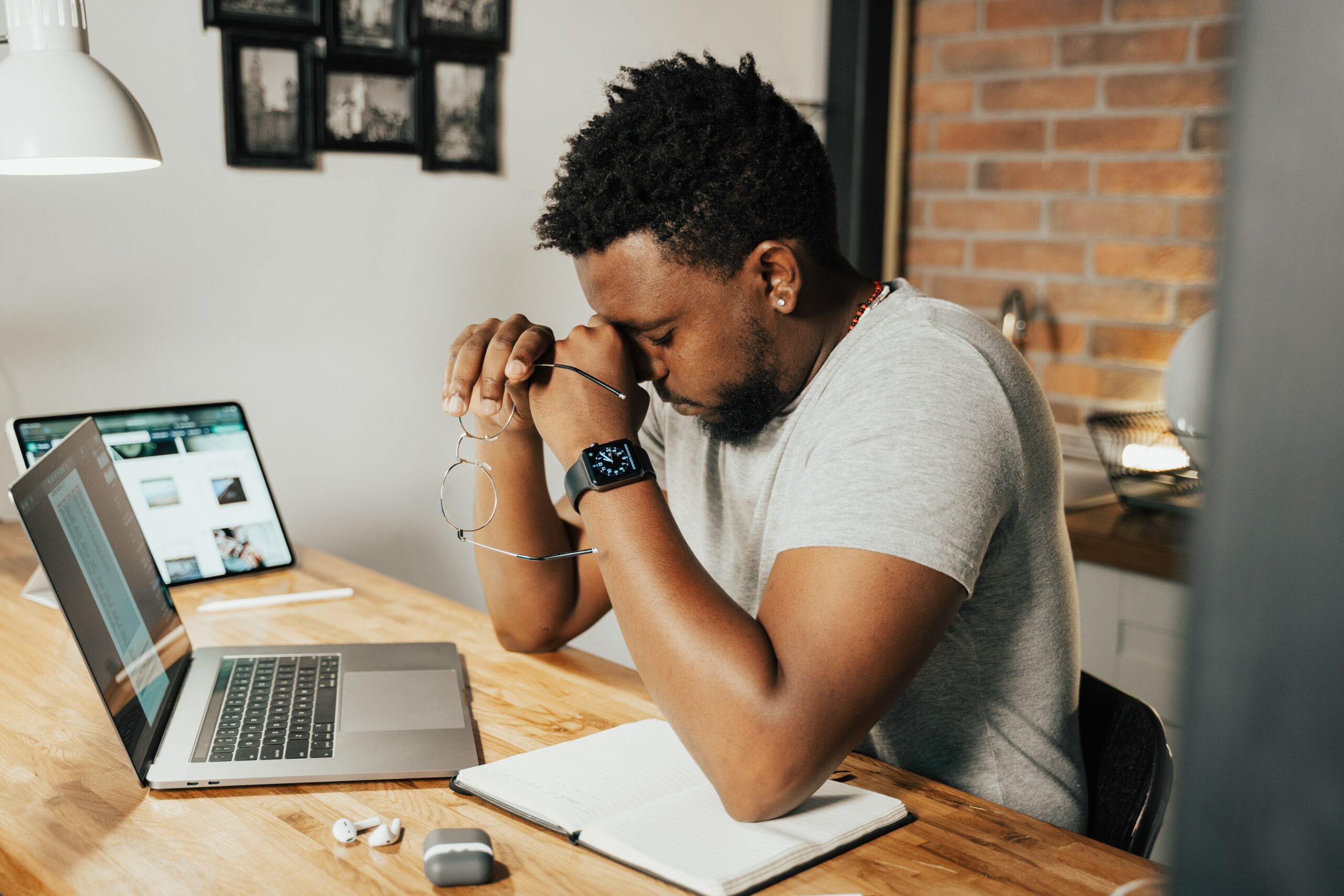 Featured image for Workplace anxiety: causes, impact and 9 ways to help employees deal with work anxiety